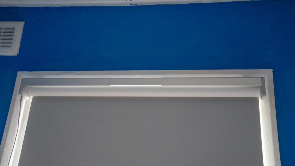 Review Cortina Inteligente SwitchBot 3 SwitchBot Roller Shade installed