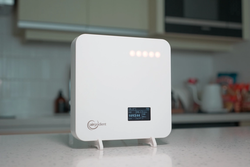 AirGradient con Home Assistant 3 Un AirGradient One en una encimera de cocina