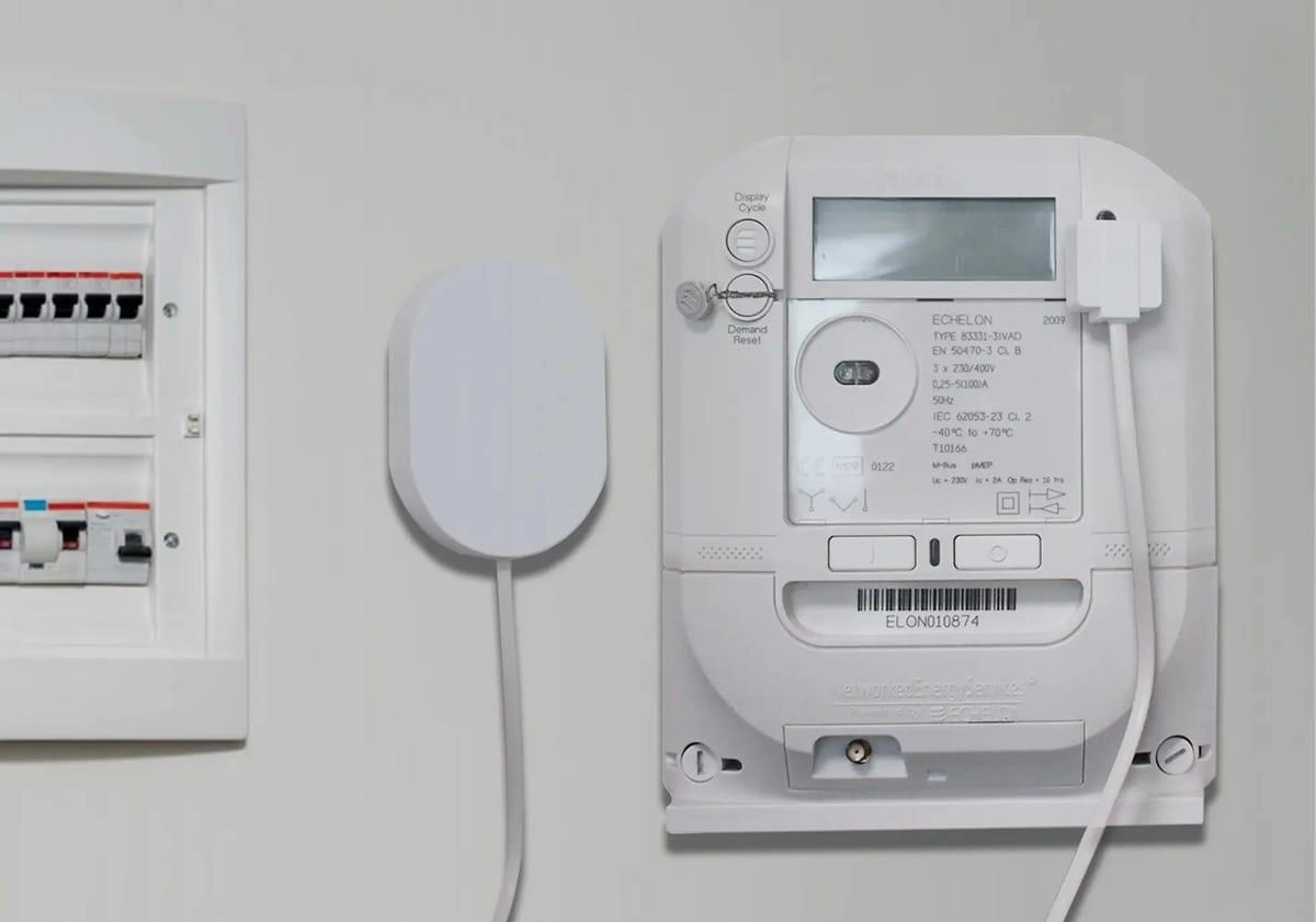 "Frient integra Home Assistant" (Opté por "integra" para mantenerlo corto y claro, destacando la compatibilidad con Home Assistant, una palabra clave relevante para SEO). 2 Un dispositivo Frient conectado a un medidor de energía