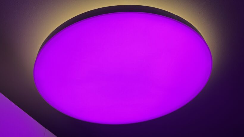Reseña Lámpara Philips Hue Datura 3 Philips Hue Datura Ceiling Light turned on with two light colours