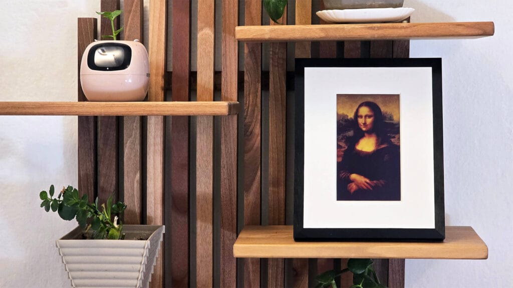 SwitchBot AI Art Frame en una estantería