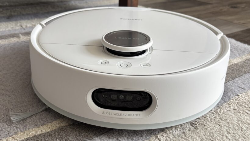 Mejores aspiradoras robot para hogar 5 The Switchbot S20 robot vacuum on carpet