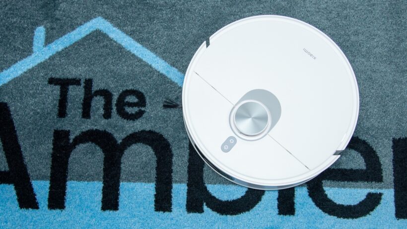 Mejores aspiradoras robot para hogar 7 Xiaomi X20 Pro robot vacuum on a The Ambient carpet