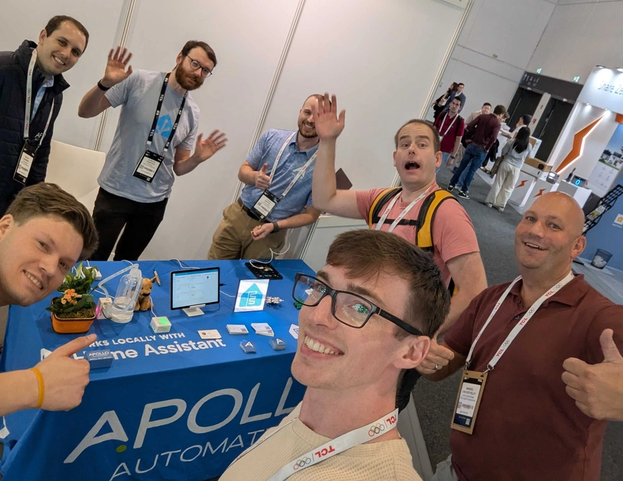 Más Dispositivos, Más Opciones 4 Some of our team visiting the Apollo booth at IFA Berlin in September.