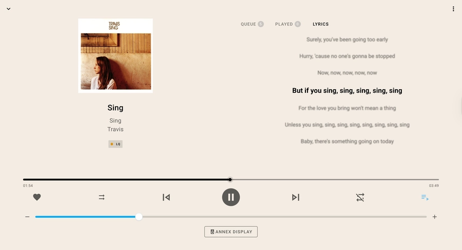 Music Assistant 2.7: Transmisión Total 3 Screenshot of the Music Assistant player with lyrics alongside album art