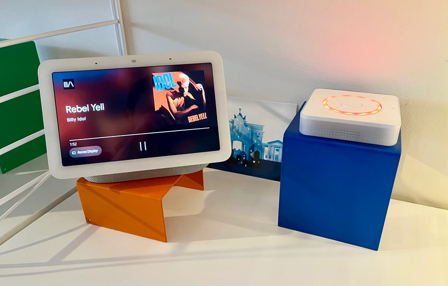 Music Assistant 2.7: Transmisión Total 5 Google Nest Hub playing Music Assistant alongside a Home Assistant Voice Preview Edition