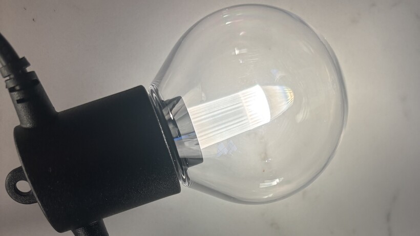 Análisis Luces Philips Hue 3 Primer plano de una bombilla de las Luces de Exterior Philips Hue Festavia Globe.