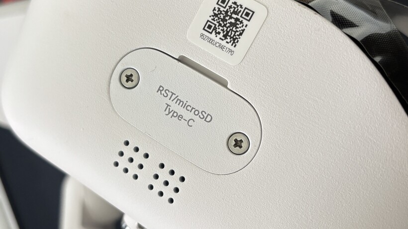 Revisión Reolink Elite Floodlight 5 Compartimento de la tarjeta microSD de la Reolink Elite Floodlight WiFi