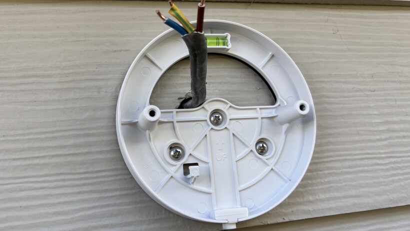 Revisión Reolink Elite Floodlight 11 Instalación de la Reolink Elite Floodlight WiFi con el soporte colocado