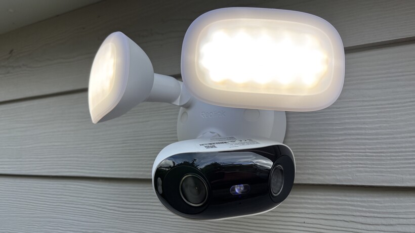 Revisión Reolink Elite Floodlight 25 Focos de la Reolink Elite Floodlight WiFi encendidos