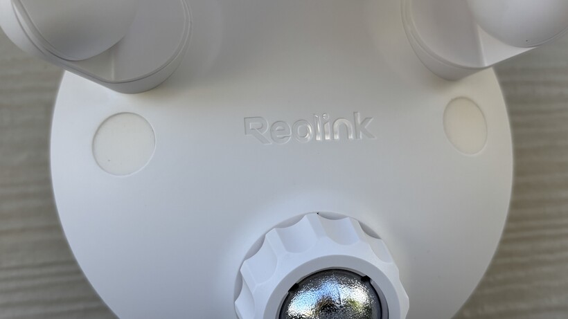 Revisión Reolink Elite Floodlight 17 Tornillos de montaje de la Reolink Elite Floodlight WiFi