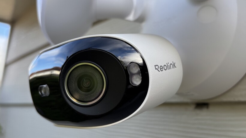 Revisión Reolink Elite Floodlight 27 Primer plano de la cámara Reolink Elite Floodlight WiFi