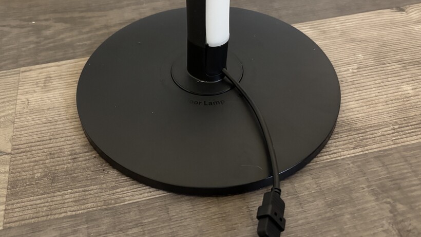 Revisión Lámpara Piso RGBICWW 9 Cable saliendo de la base de la Lámpara de Piso SwitchBot RGBICWW