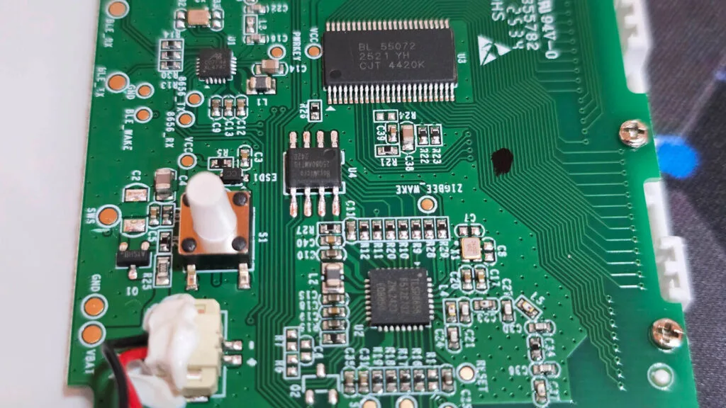Prueba y Reseña Sensor Sonoff AirGuard TH 9 Componentes de la PCB del Sensor de Temperatura y Humedad Sonoff AirGuard TH