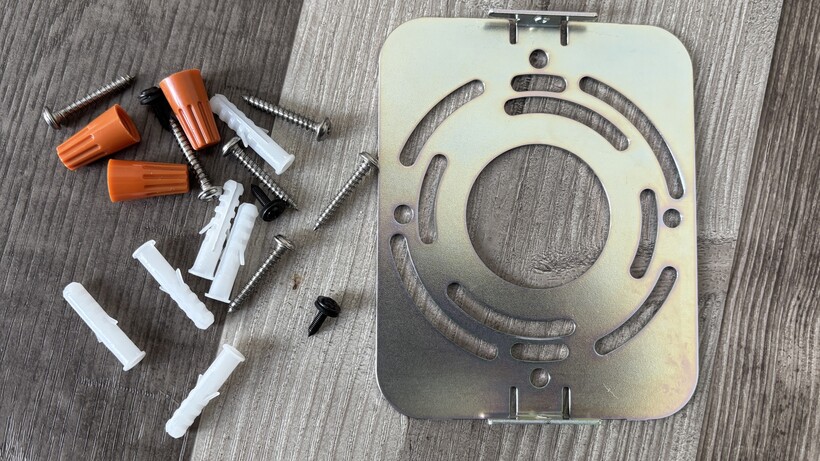 Reseña Govee UpDown 11 Placa de montaje y tornillos de Govee UpDown Wall Light