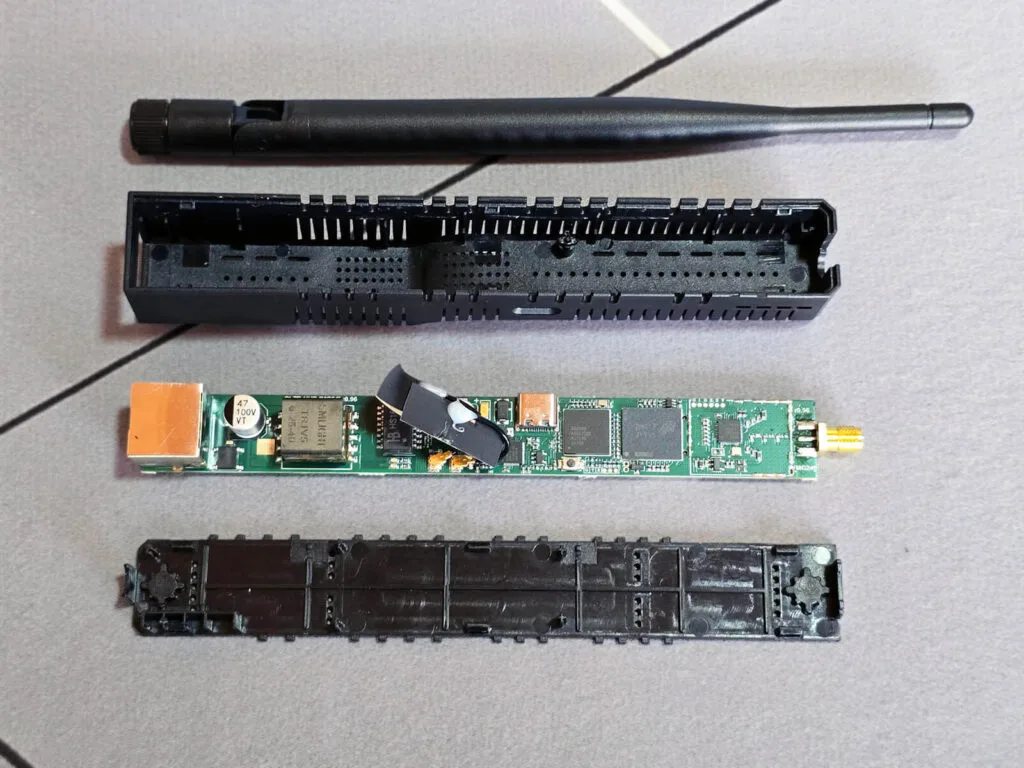Reseña Hub Inteligente SMHUB 7 Interior abierto del SMLight SMHUB Nano MG24