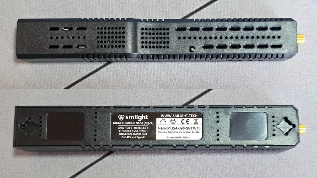 Reseña Hub Inteligente SMHUB 5 SMLight SMHUB Nano MG24 parte superior e inferior sobre un escritorio