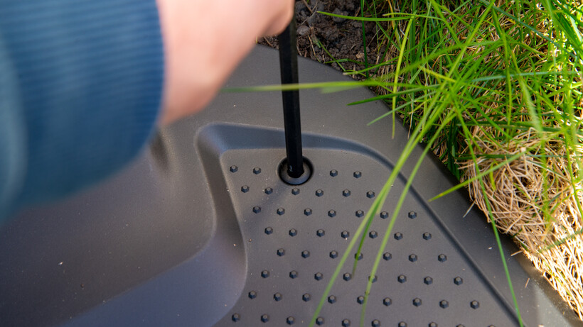 Review Husqvarna Automower 305E 3 Husqvarna AutoMower 305E Nera screwing base down