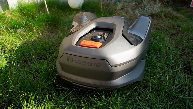 Review Husqvarna Automower 305E 7 Husqvarna AutoMower 305E Nera front