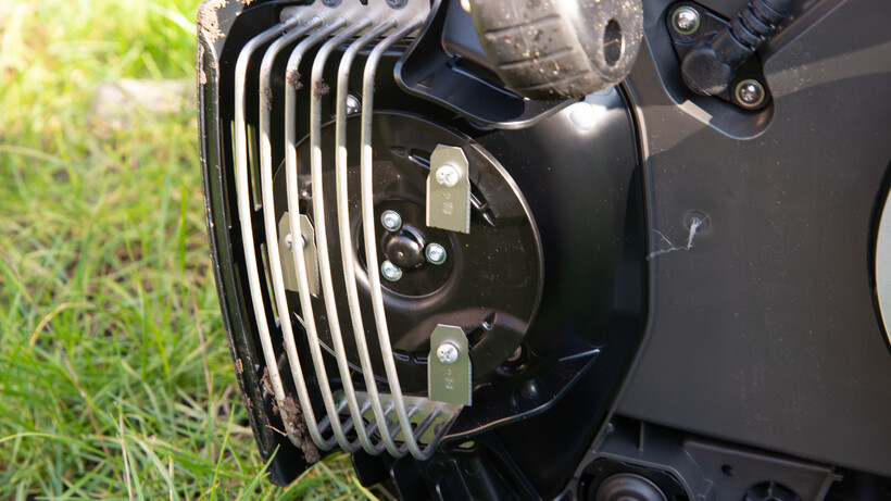 Review Husqvarna Automower 305E 13 Husqvarna AutoMower 305E Nera edge cut