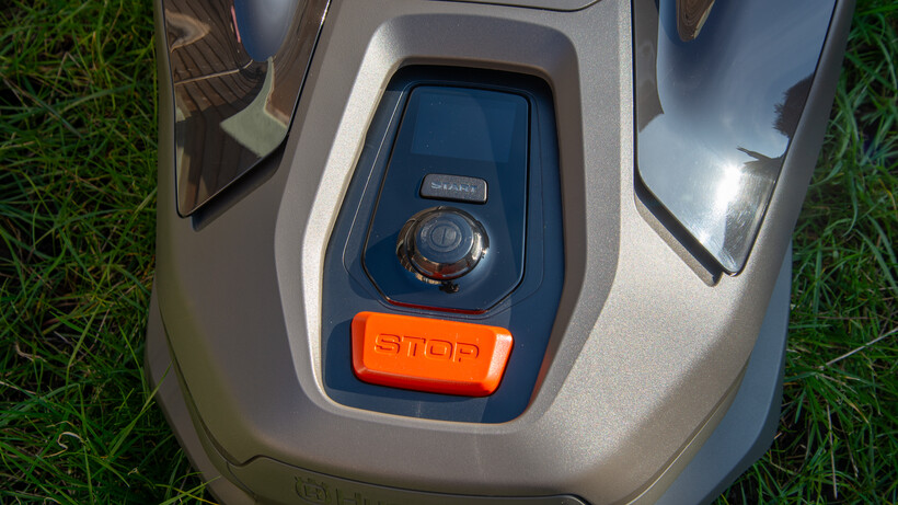 Review Husqvarna Automower 305E 9 Husqvarna AutoMower 305E Nera stop button