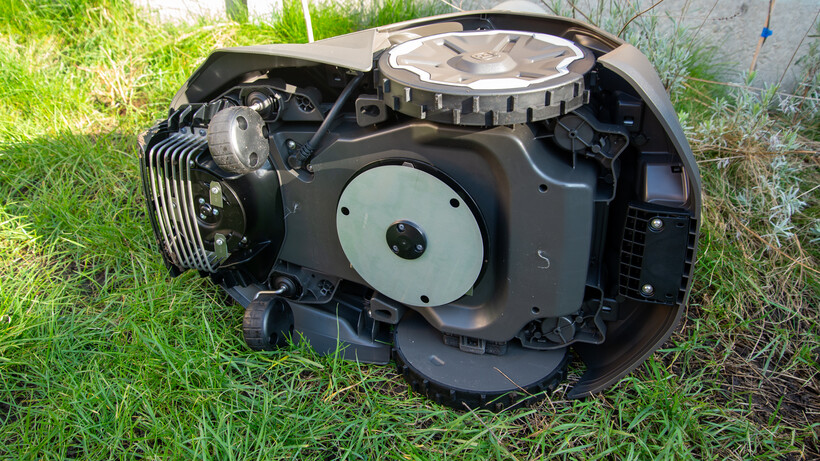 Review Husqvarna Automower 305E 11 Husqvarna AutoMower 305E Nera underneath