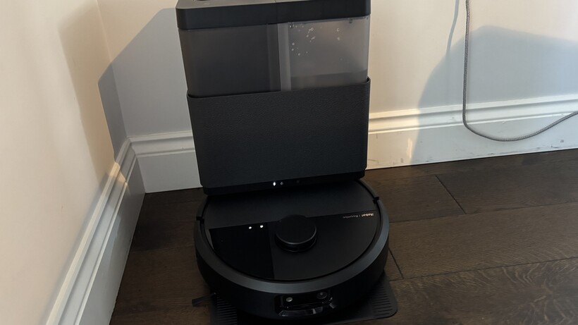 Reseña iRobot Roomba Max 505 9 iRobot Roomba Max 505 Combo en su base