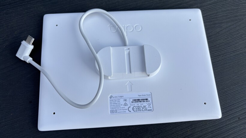 Reseña Kit TP-Link Tapo C660 3 Detalle del soporte y panel solar del Tapo C660