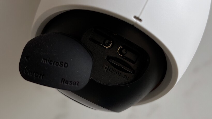 Reseña Kit TP-Link Tapo C660 5 Acceso a puertos de alimentación y tarjeta SD en el Tapo C660