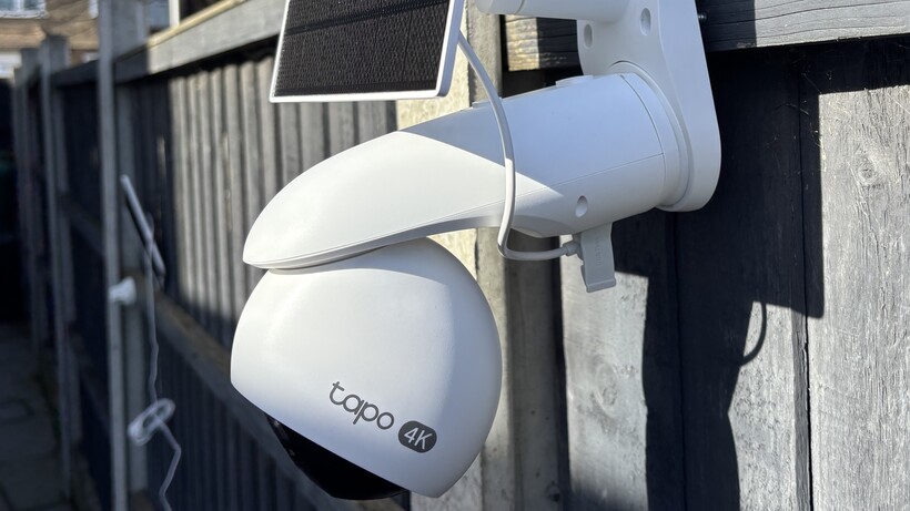 Reseña Kit TP-Link Tapo C660 17 Vista lateral del Tapo C660 mostrando su rango de movimiento