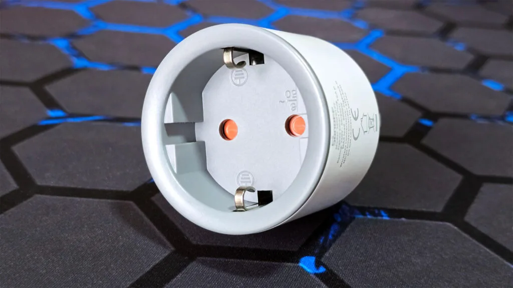 Automatizaciones Home Assistant Principiantes 11 Sonoff Zigbee Smart Plug S60ZB Review by SmartHomeScene: Zoomed to socket