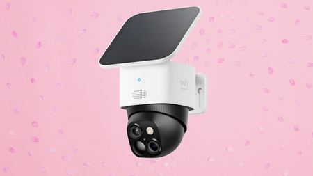 Ahorra 40% en eufy SoloCam 1 Cámara eufy SoloCam S340 sobre un fondo rosa