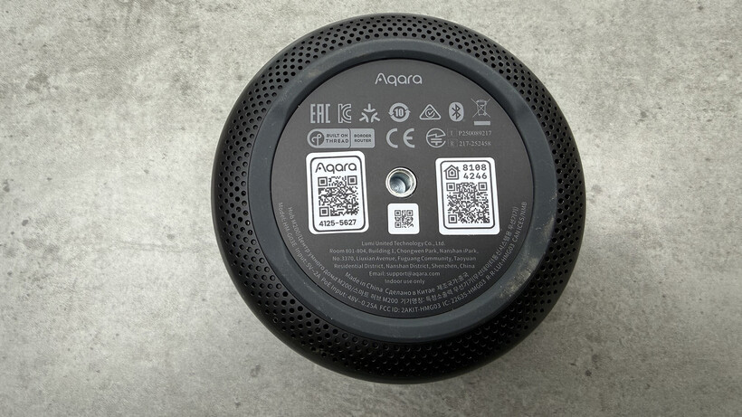 Parte inferior del Aqara M200 con códigos Matter y HomeKit
