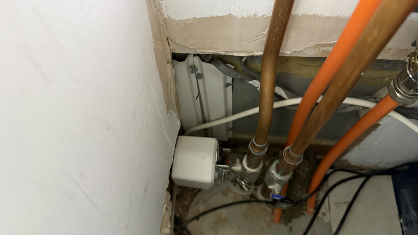 Controlador Válvula Aqara T1 3 Controlador Válvula Aqara T1 instalado en válvula de suelo radiante