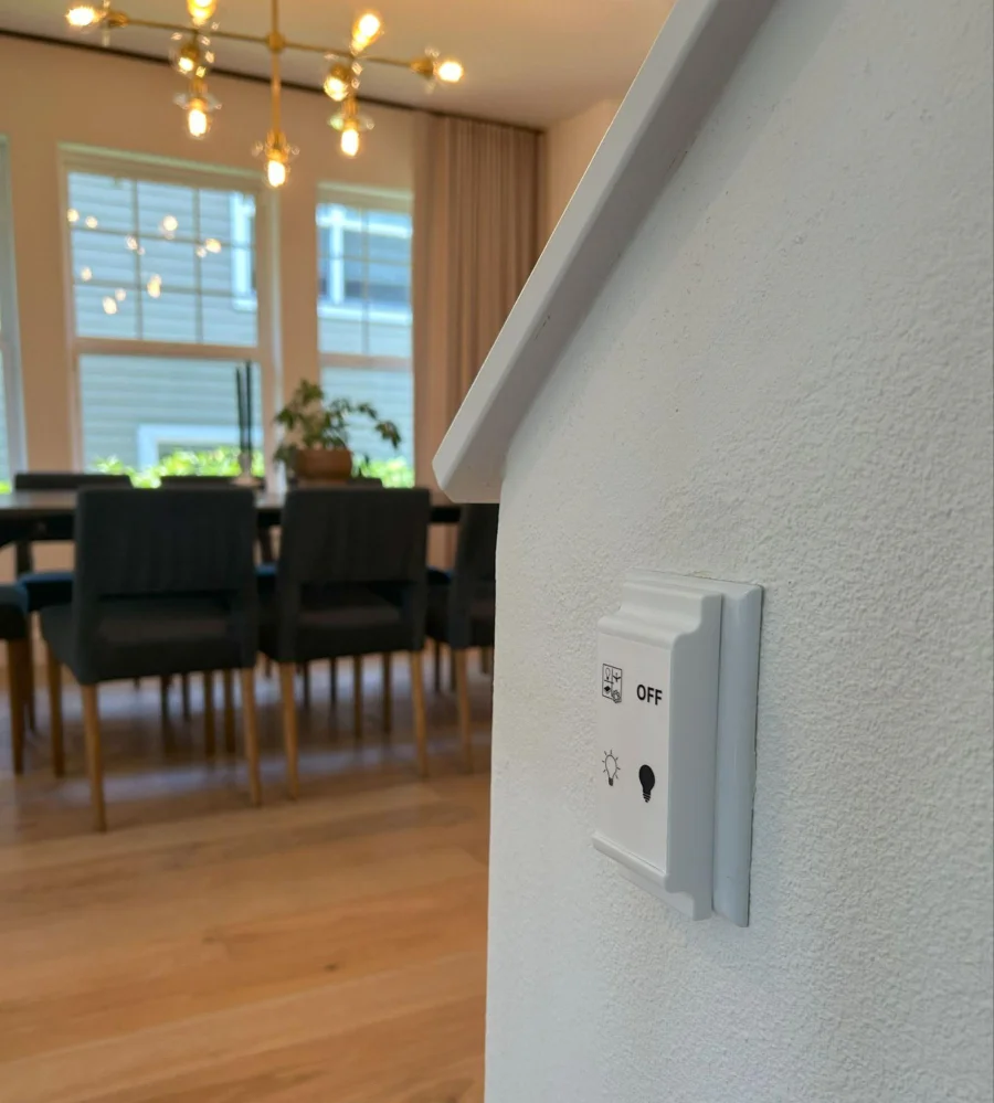 El Slate Switch se acopla fácilmente sobre tus interruptores de pared existentes.