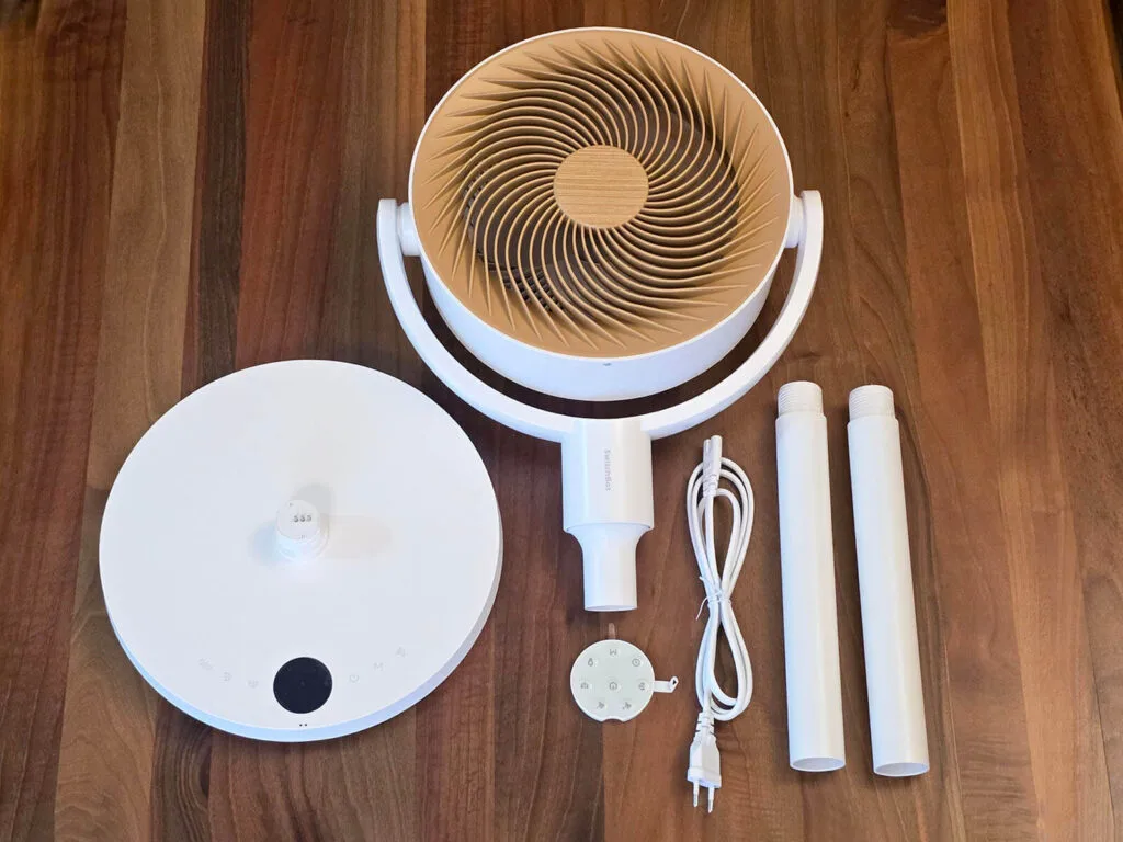 Revisión Ventilador Circulador SwitchBot 3 Contenido del paquete del Ventilador Circulador Inteligente SwitchBot sobre una mesa