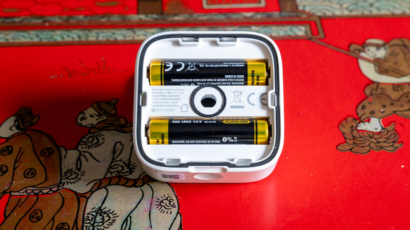 Detalle de las pilas del Sensor de Presencia mmWave SwitchBot
