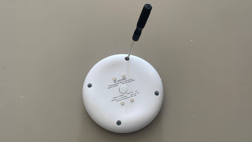 Alarma Fugas Agua Ultra-delgada 5 Detalle de la parte trasera de la Alarma Fugas Agua X-Sense SWS0A
