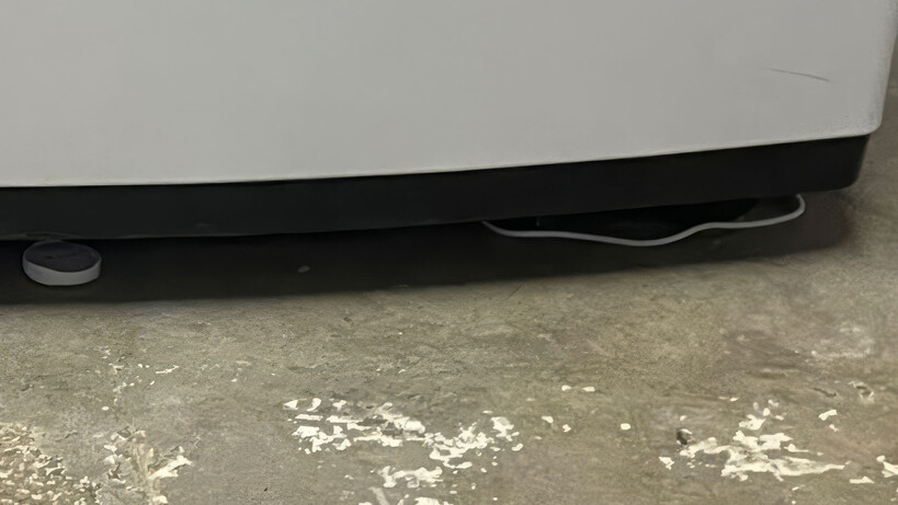 Reseña detector fugas agua 3 GoveeLife Smart Water Leak Detector 1S debajo de un electrodoméstico