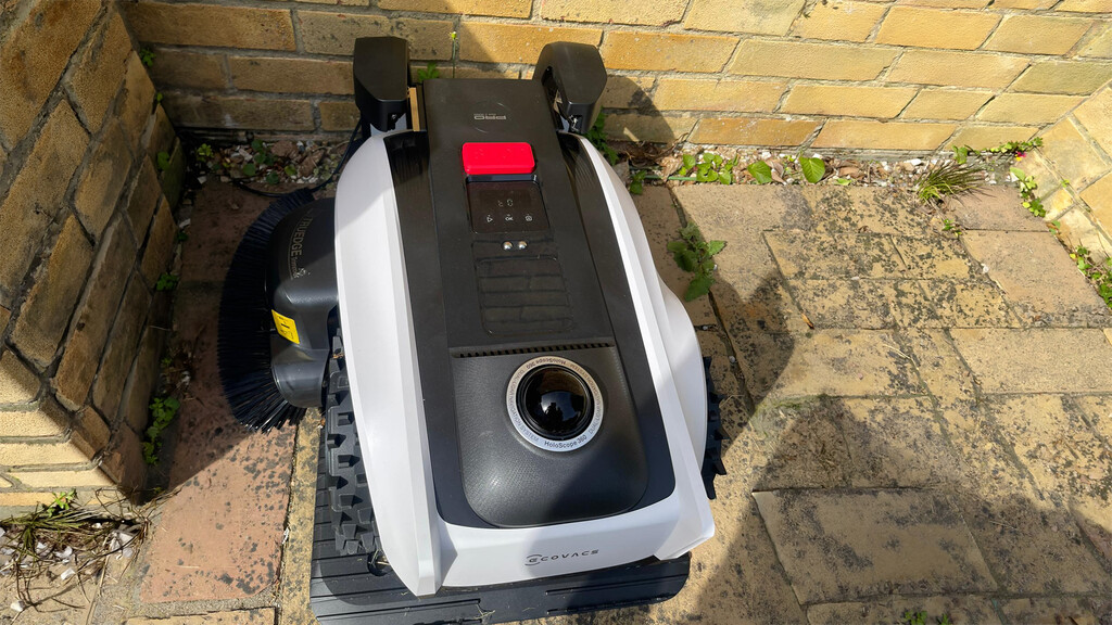 Análisis ECOVACS GOAT O1200 7 ECOVACS GOAT O1200 LiDAR Pro en su estación de carga