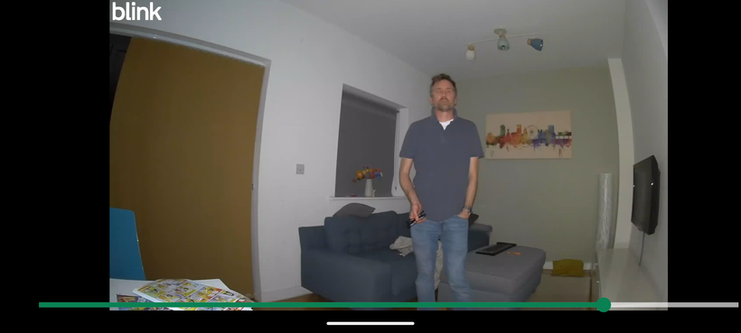 Reseña Blink Mini 2K+ 15 Un hombre de pie en una habitación iluminada por el foco visible
