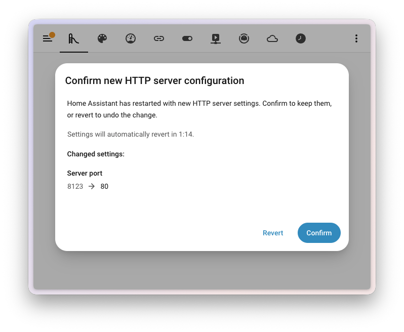 Design accesible 2026.8 3 Captura de pantalla del aviso de confirmación que aparece después de cambiar la configuración del servidor web, pidiéndote que confirmes que todo sigue funcionando antes de que se guarden los nuevos ajustes.